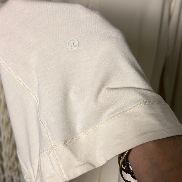 Lululemon NWOT Cream Long Sleeve Tee Pleat Back Size 2 - Picture 6 of 9